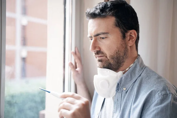 Retrato Hombre Que Sufre Síntomas Neumonía Gripe —  Fotos de Stock