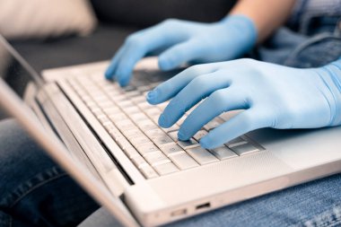 Güvenlik önlemleri kullanarak bilgisayarda çalışıyor.