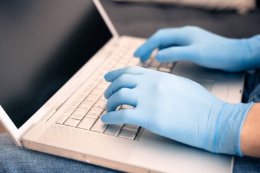 Koronavirüs salgını sırasında eldiven ile korunan bilgisayar kullanımı