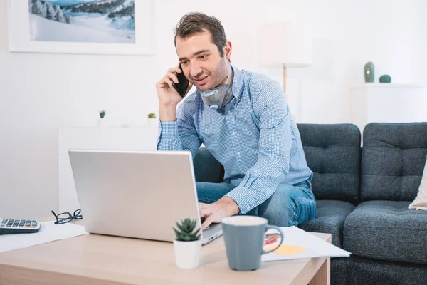 Man Arbetar Hemifrån Och Orolig För Covid Coronavirus — Stockfoto