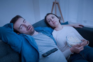 Üzgün çift portresi evde sıkılıyor.