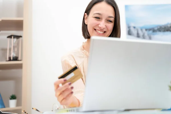 Mulher Feliz Compras Casa Usando Cartão Crédito — Fotografia de Stock