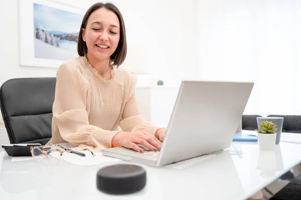 Smart Woman Talking Vocal Assistant Home — Stock Photo, Image