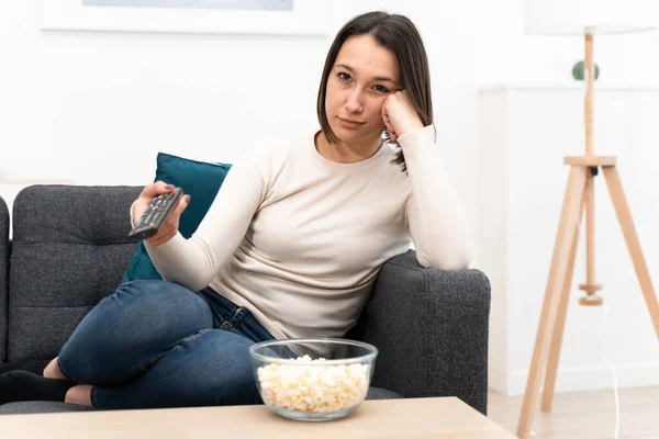 Chica Joven Retrato Viendo Televisión Usando Control Remoto — Foto de Stock