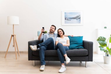 Çift mutlu ve evde vakit geçiriyor.