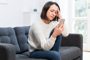 Evde bir kadın portresi var.