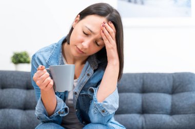 Bekar genç kadın evde üzgün ve yalnız.