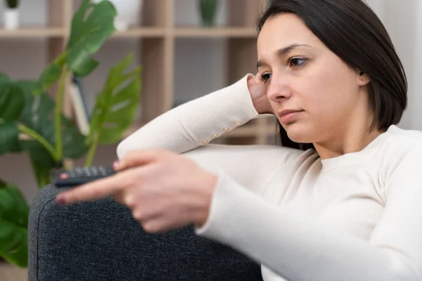 Chica Joven Retrato Viendo Televisión Sosteniendo Control Remoto — Foto de Stock