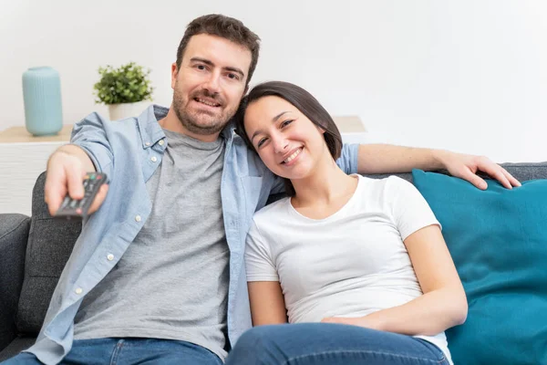 Pareja Sintiéndose Feliz Pasando Tiempo Casa — Foto de Stock