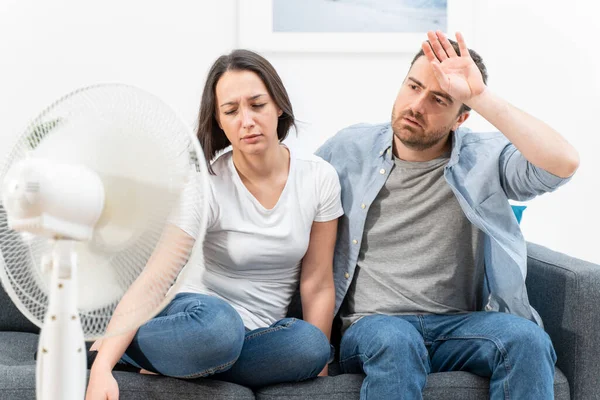 Paar Proberen Verfrissen Tijdens Zomer Hittegolf — Stockfoto