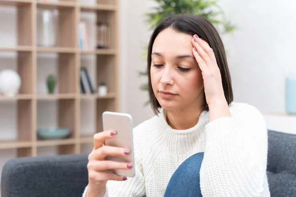 Una Mujer Retrato Sosteniendo Teléfono Casa — Foto de Stock