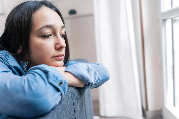 Retrato Uma Mulher Triste Solitária Profunda Pensamentos — Fotografia de Stock