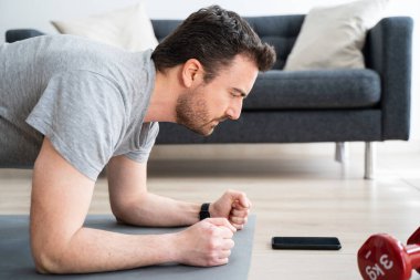 Kafkasyalı genç adam ev manzarasında kalas yapıyor.