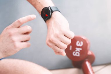 Sporcuların çalışmalarını izlemek için akıllı saat kardiyo uygulamasını kullan