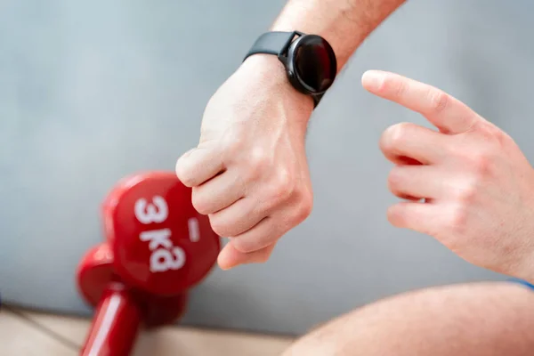 Atleta Utilizando Aplicación Fitness Reloj Inteligente Para Monitorear Entrenamiento — Foto de Stock