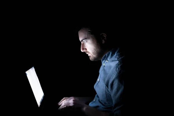 Hombre Viendo Vídeo Trabajando Desde Casa Solo Por Noche Sintiéndose — Foto de Stock