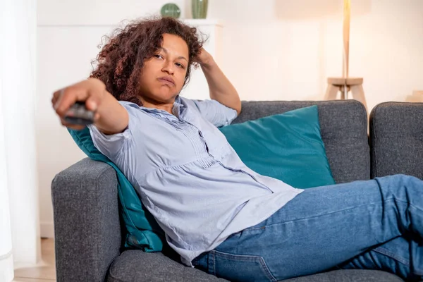 Černá Unavená Žena Relaxaci Doma Sledování Televize — Stock fotografie