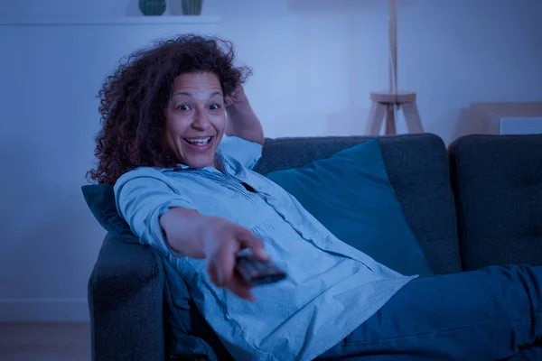 Uma Mulher Negra Assistindo Televisão Sofá — Fotografia de Stock