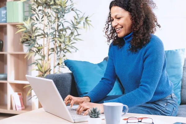 Een Zwarte Vrouw Werken Vanuit Huis Met Behulp Van Laptop — Stockfoto