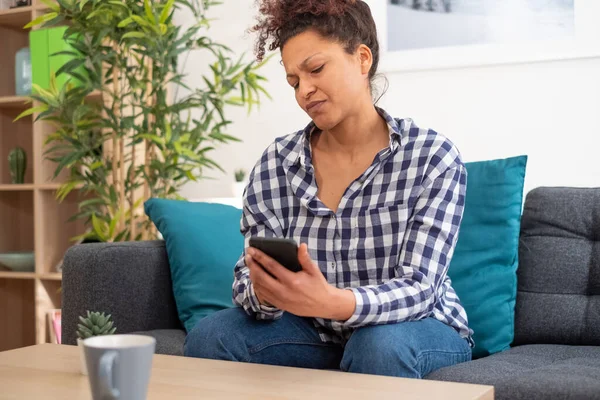 Чорна Жінка Використовує Телефон Вдома Сидячи Дивані — стокове фото