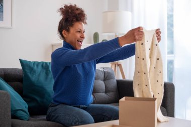 Doğumdan sonra kutuları açan siyah kadın portresi.