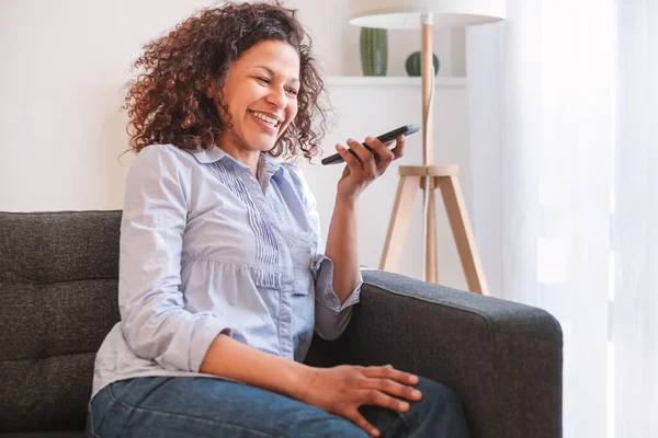 Retrato Mulher Negra Conversando Com Telefone Assistente Virtual — Fotografia de Stock