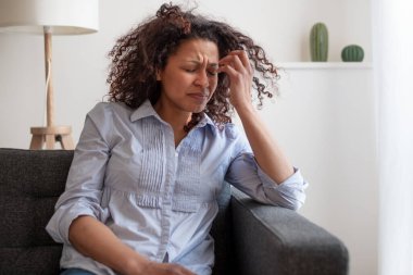 Evde üzgün ve depresif hisseden yalnız siyah kadın.