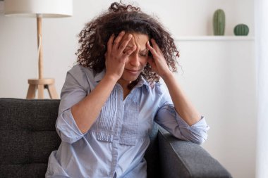 Depresyondaki siyah kadın evde yalnızlık ve yalnızlık hissediyor.