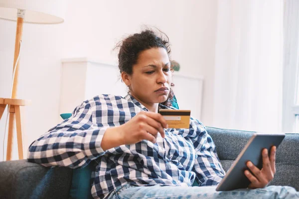 Mulher Negra Preocupada Usando Cartão Crédito Para Compras Line — Fotografia de Stock