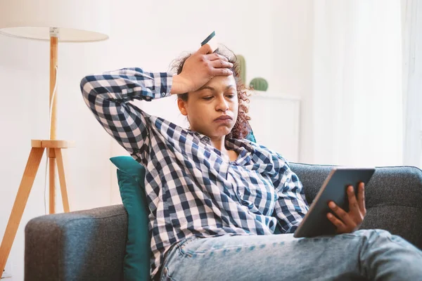 Droevige Zwarte Vrouw Betrokken Houden Credit Card Voor Thuis Winkelen — Stockfoto