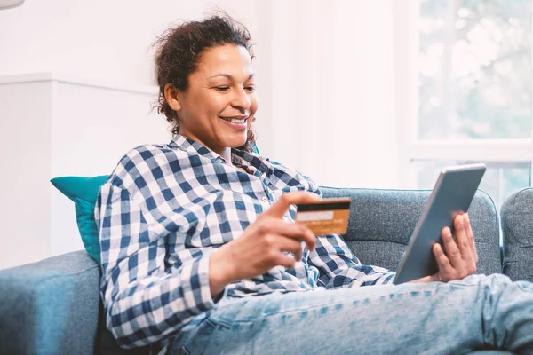 Fridfull Svart Kvinna Shopping Nätet Och Elektronisk Bank — Stockfoto