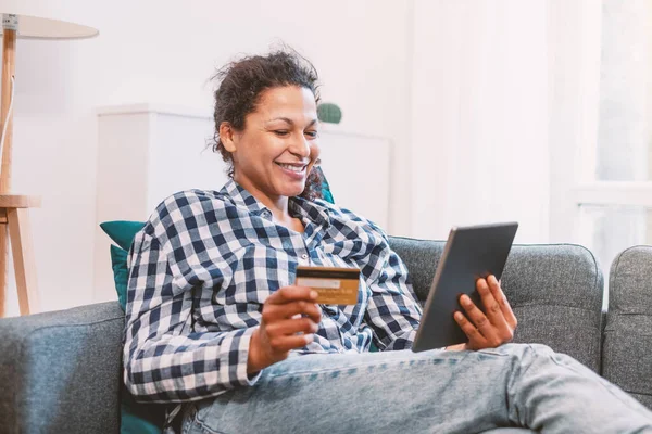 Fridfull Svart Kvinna Shopping Nätet Och Elektronisk Bank — Stockfoto