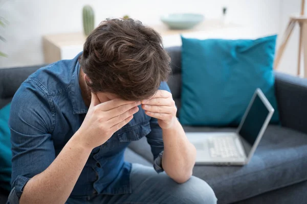 Nachdenklicher Ernster Kerl Sitzt Hause Auf Dem Sofa — Stockfoto