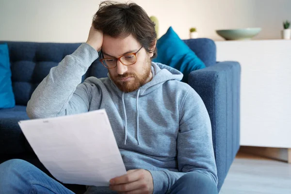 Mann Liest Negative Nachrichten Einem Brief Hause Auf Dem Sofa — Stockfoto