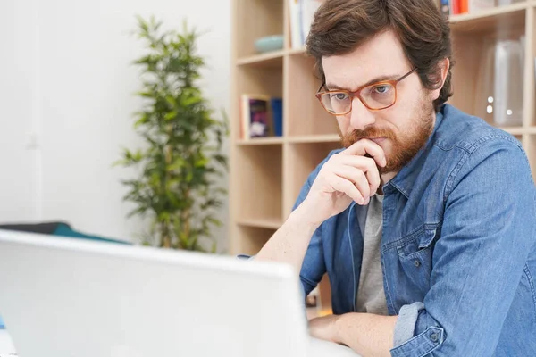 Orolig Man Sitter Hemmakontoret Och Använder Laptop — Stockfoto