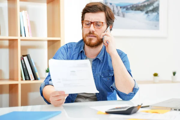 Boze Man Belt Call Center Klaagt Ongerechtvaardigde Extra Kosten — Stockfoto