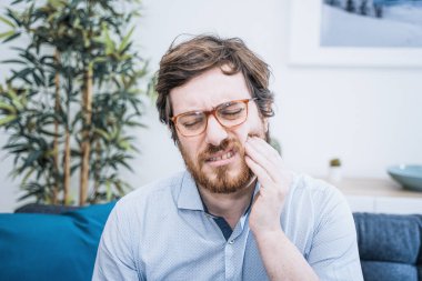 Diş problemi, diş ağrısı ve bakımı olan bir adam.