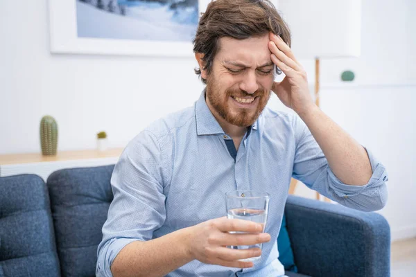 Ernsthafter Kerl Hause Hat Kopfschmerzen — Stockfoto