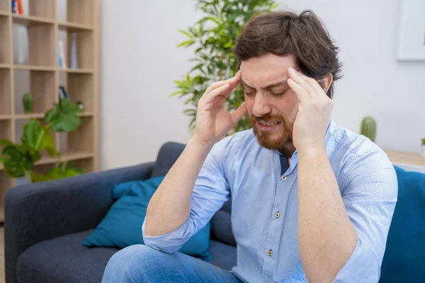 Ernsthafter Kerl Hause Hat Kopfschmerzen — Stockfoto