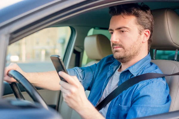 Muž Řídí Auto Smskuje Mobil — Stock fotografie