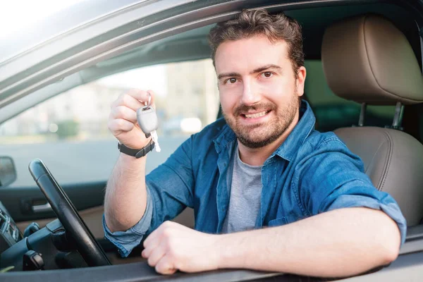 Hombre Feliz Mostrando Nueva Llave Del Coche — Foto de Stock