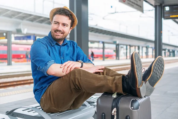 Hombre Esperando Tren Plataforma Estación Tren — Foto de Stock