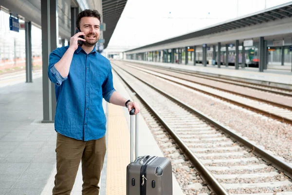 Hombre Con Teléfono Móvil Llevar Rodillo Plataforma Estación Tren — Foto de Stock