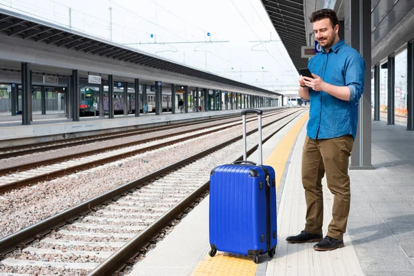 Hombre Con Teléfono Móvil Llevar Rodillo Plataforma Estación Tren — Foto de Stock