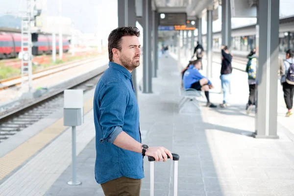 Väntar Det Sena Tåget Järnvägsstationen — Stockfoto