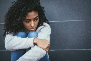Yalnızlık ve depresyon çeken siyah bir kızın portresi