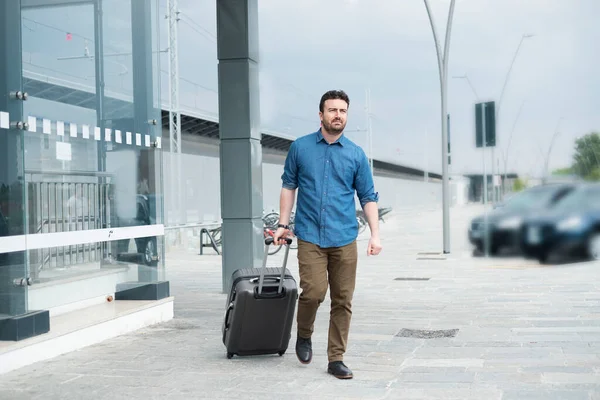 Mann Mit Rollator Vor Dem Bahnhof — Stockfoto