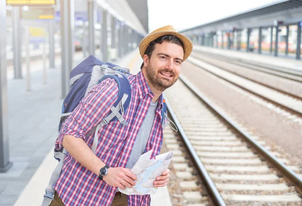 Man Resenär Backpacker Väntar Tåg Tågstationen — Stockfoto