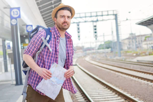 Mann Reisender Backpacker Wartet Bahnhof Auf Zug — Stockfoto