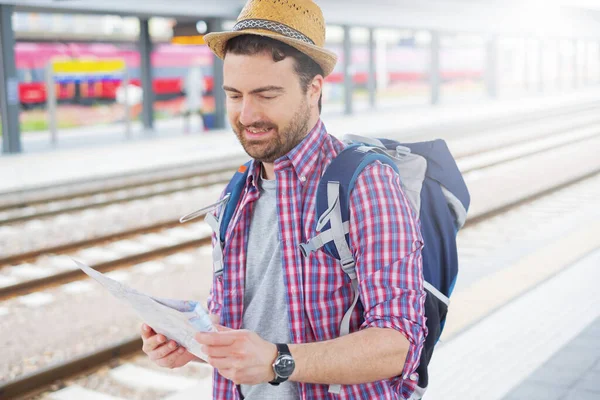 Mann Reisender Backpacker Wartet Bahnhof Auf Zug — Stockfoto